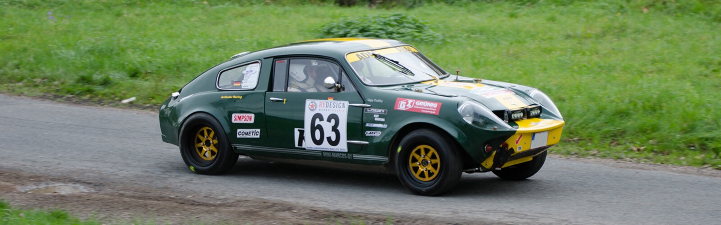 Grüner Rennwagen mit der Startnummer 63 auf der Strecke