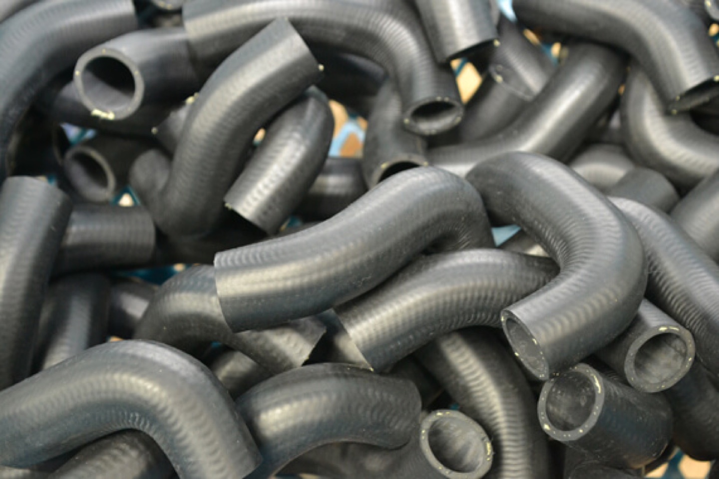 Gebogene schwarze Formschläuche