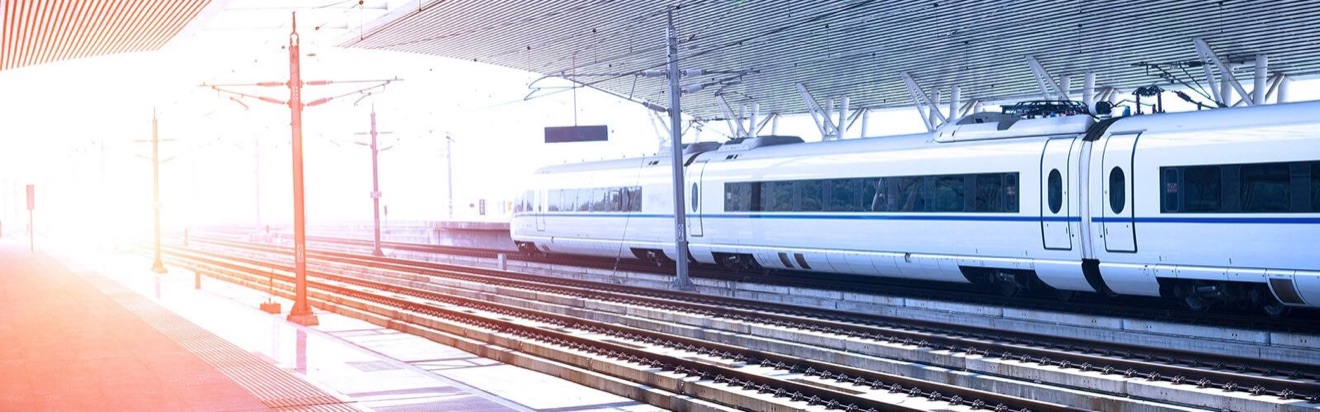 Hochgeschwindigkeitszug am Bahnsteig
